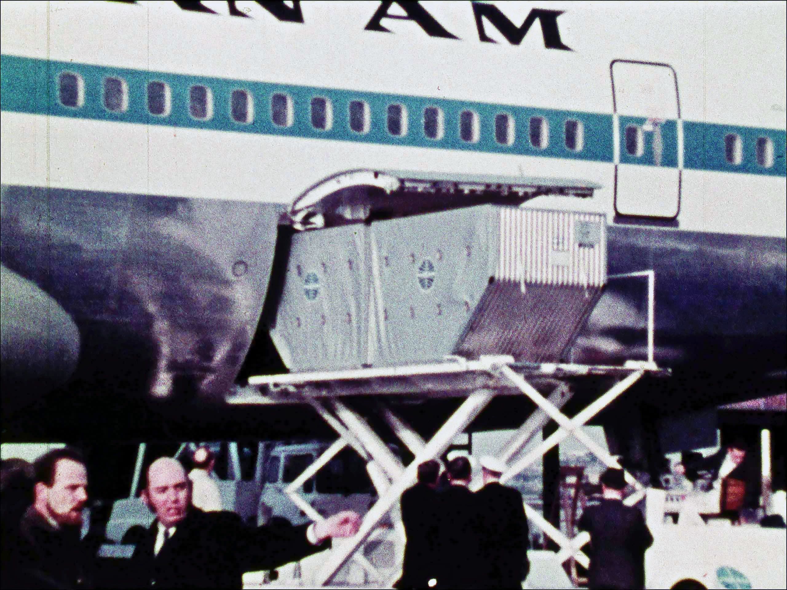 Pan Am Superjet - unloading luggage after London arrival, January 1970 (Pan Am Historical Foundation Film Collection).