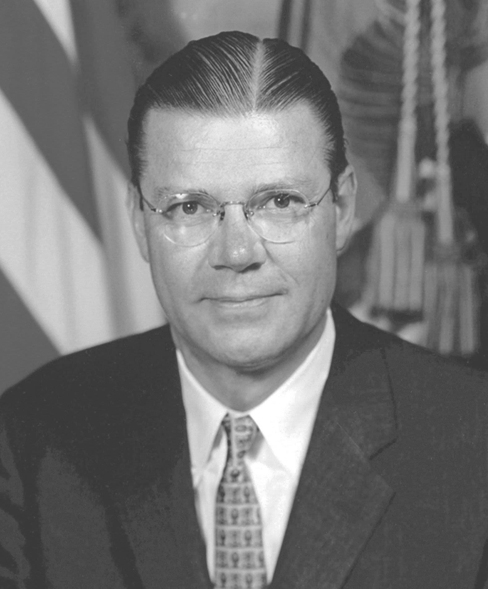 Robert McNamara, Official Portrait by Oscar Porter, January 1961 released by the US Department of Defense. (Wikimedia Commons).
