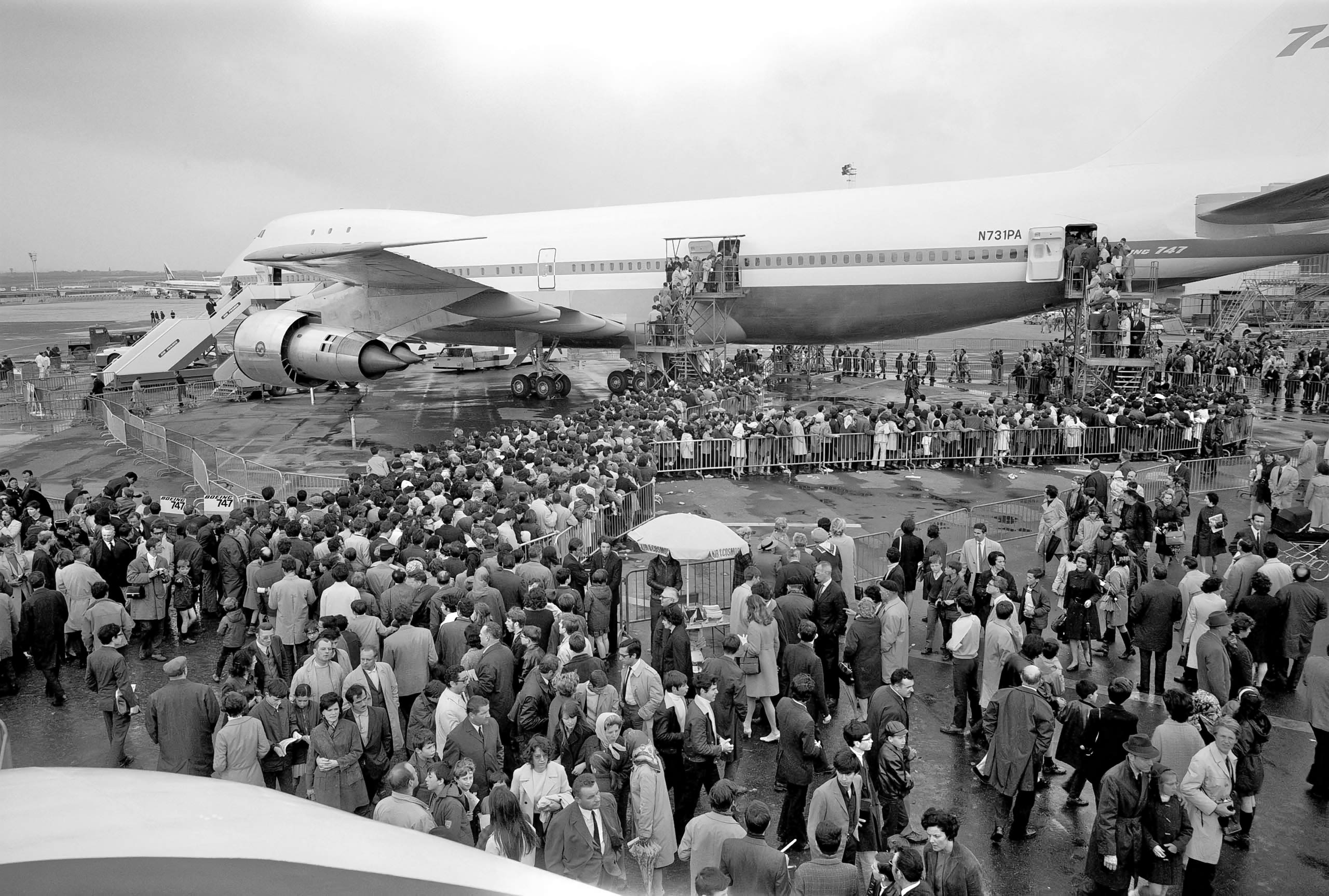 Crowds admire the Boeing 747 that flew from Seattle to attend the Paris Airshow in June 1969 (Courtesy Boeing Company Archive).