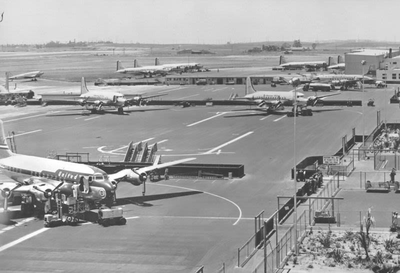 View of airplanes lined up at the Los Angeles Airport, ca. 1948 (University of Southern California Libraries & California Historical Society. Digitally reproduced by USC).