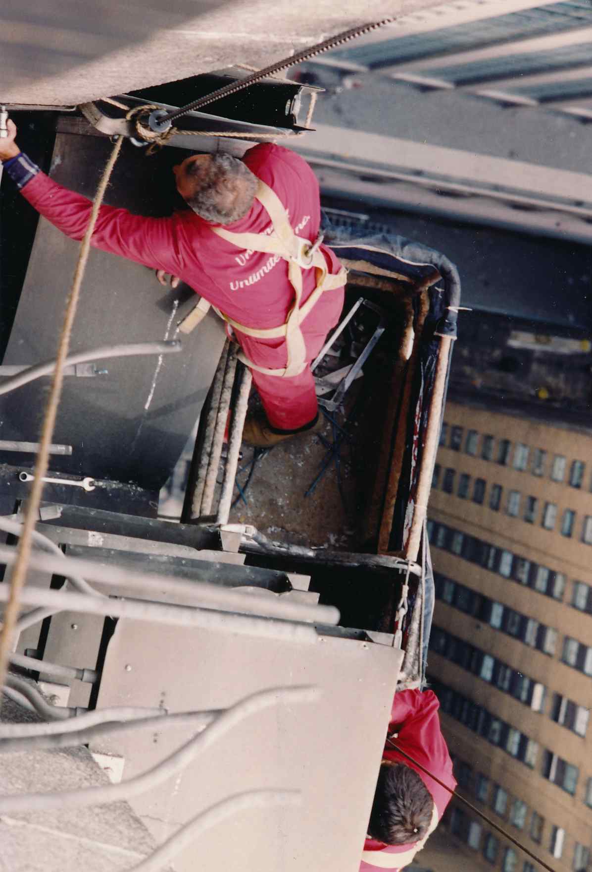 Sign removal from Pan Am Building, 1992. Slide 3 (PAHF Collection).