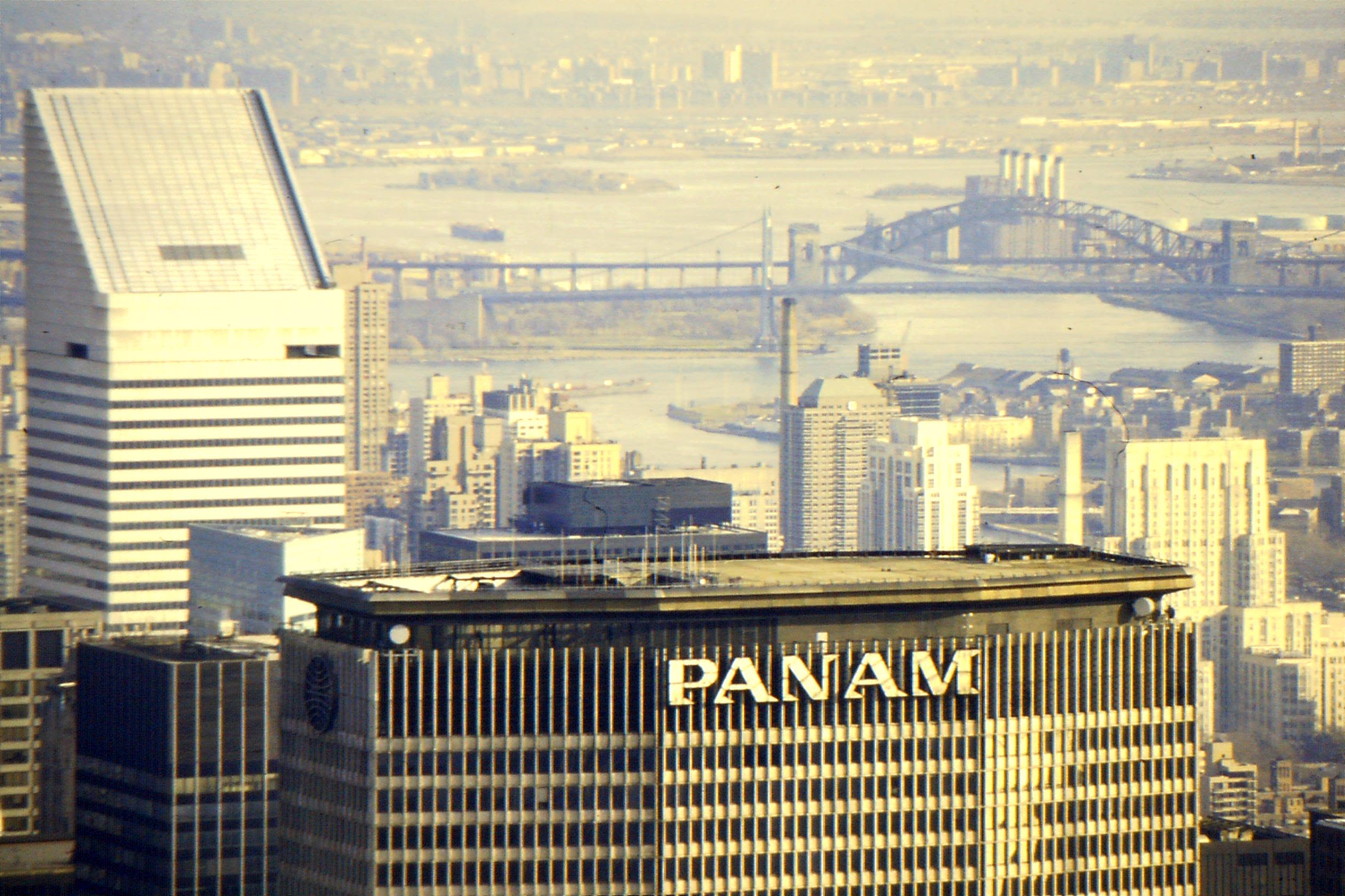 Pan Am Building in New York City, taken January 16, 1987 by Gordon Bevan (Wikimedia Commons). https://creativecommons.org/licenses/by-sa/2.0/