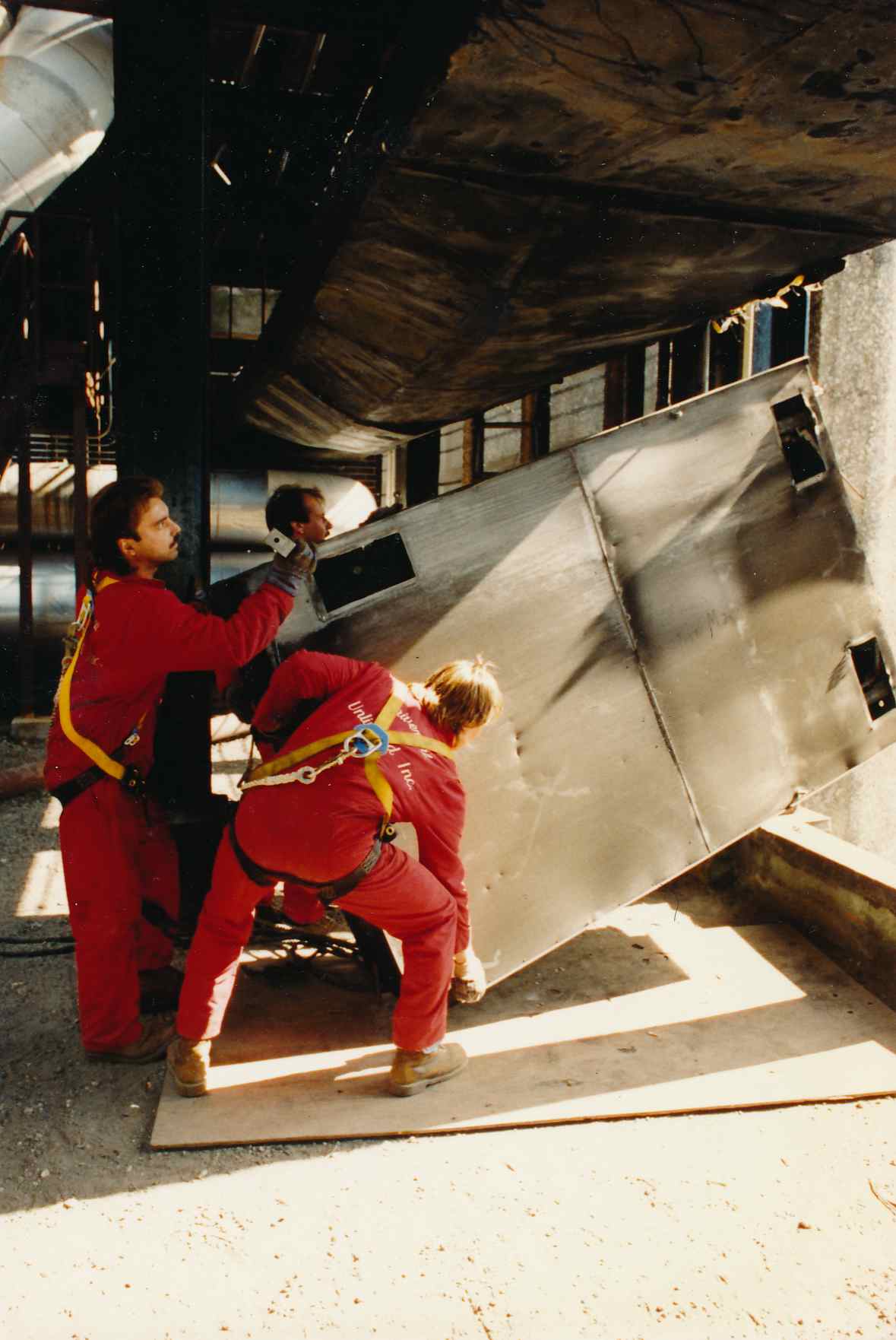Sign removal from Pan Am Building, 1992. Slide 4 (PAHF Collection).