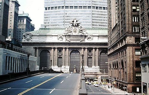 Grand Central Terminal, August 1976. "This image was originally taken by Hikki Nagasaki, who runs the 'Passenger Railroad Guide.' Mr. Nagasaki has explicitly released all rights to his images." (Wikimedia Commons).