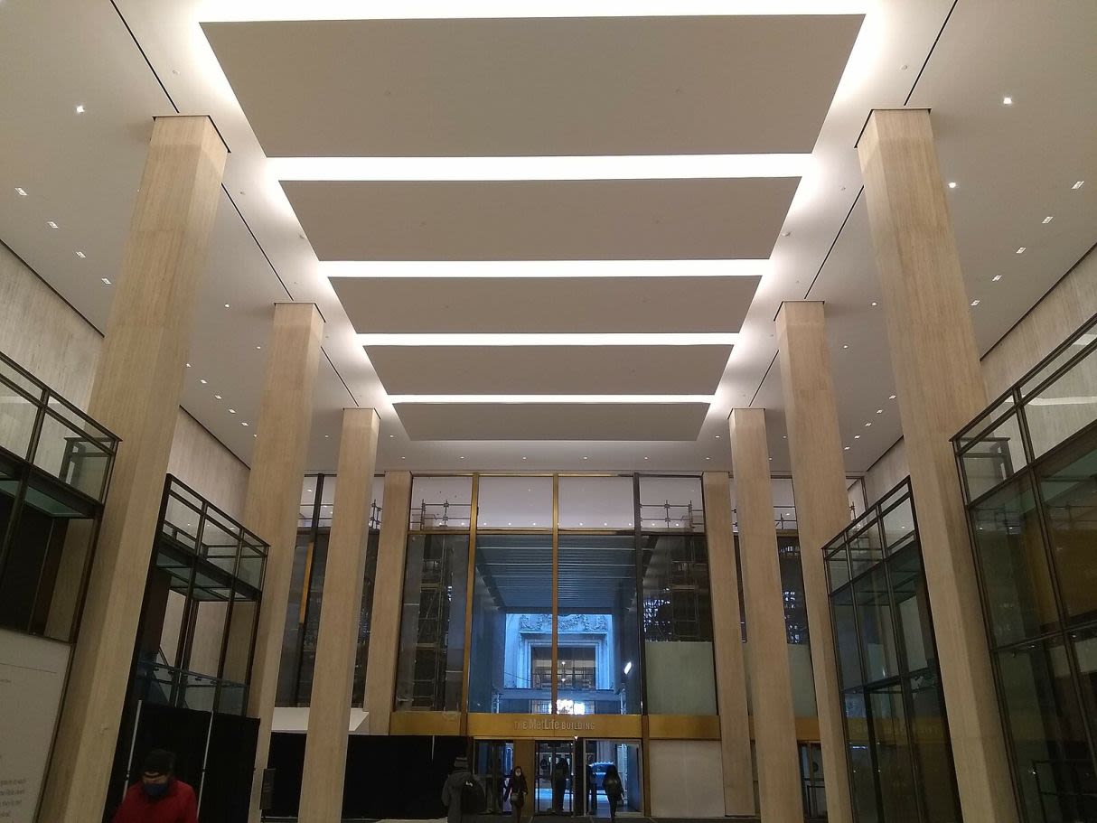 Lobby of the MetLife Building in Manhattan, New York, seen in March 2021 Author: Epicgenius, Ryan Ng (Wikimedia Commons). https://creativecommons.org/licenses/by-sa/4.0/deed.en